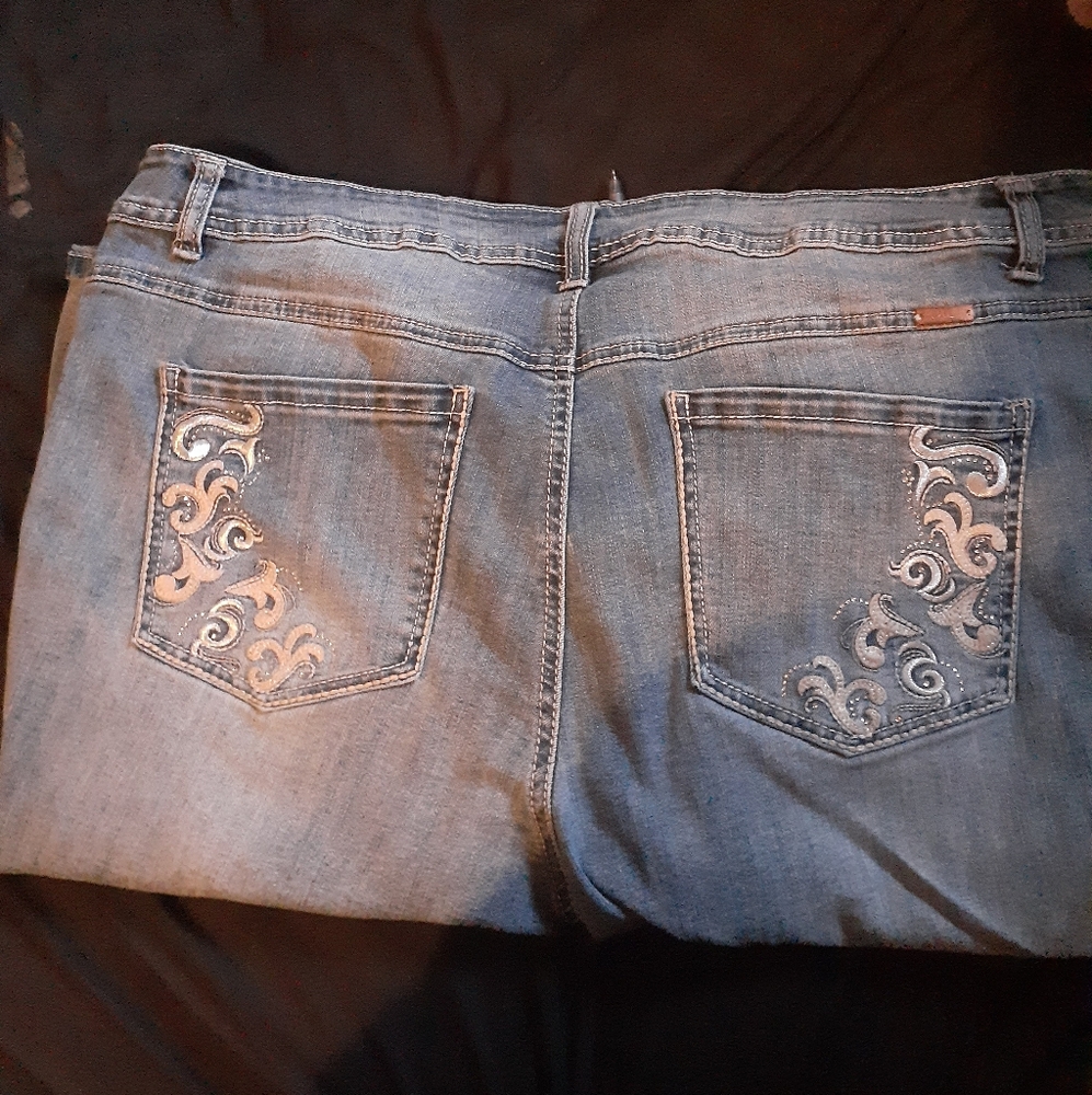 womens capris with embroidery